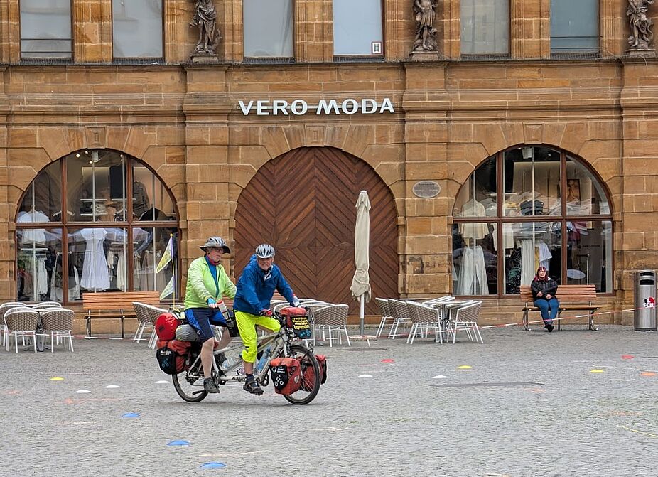 Mut-Tourer zirkeln um den Marktplatz Mut-Tourer zirkeln um den Marktplatz