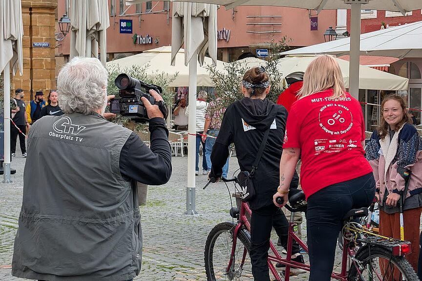 Mut-Tour macht Halt in Amberg Tandems auf dem Amberger Marktplatz